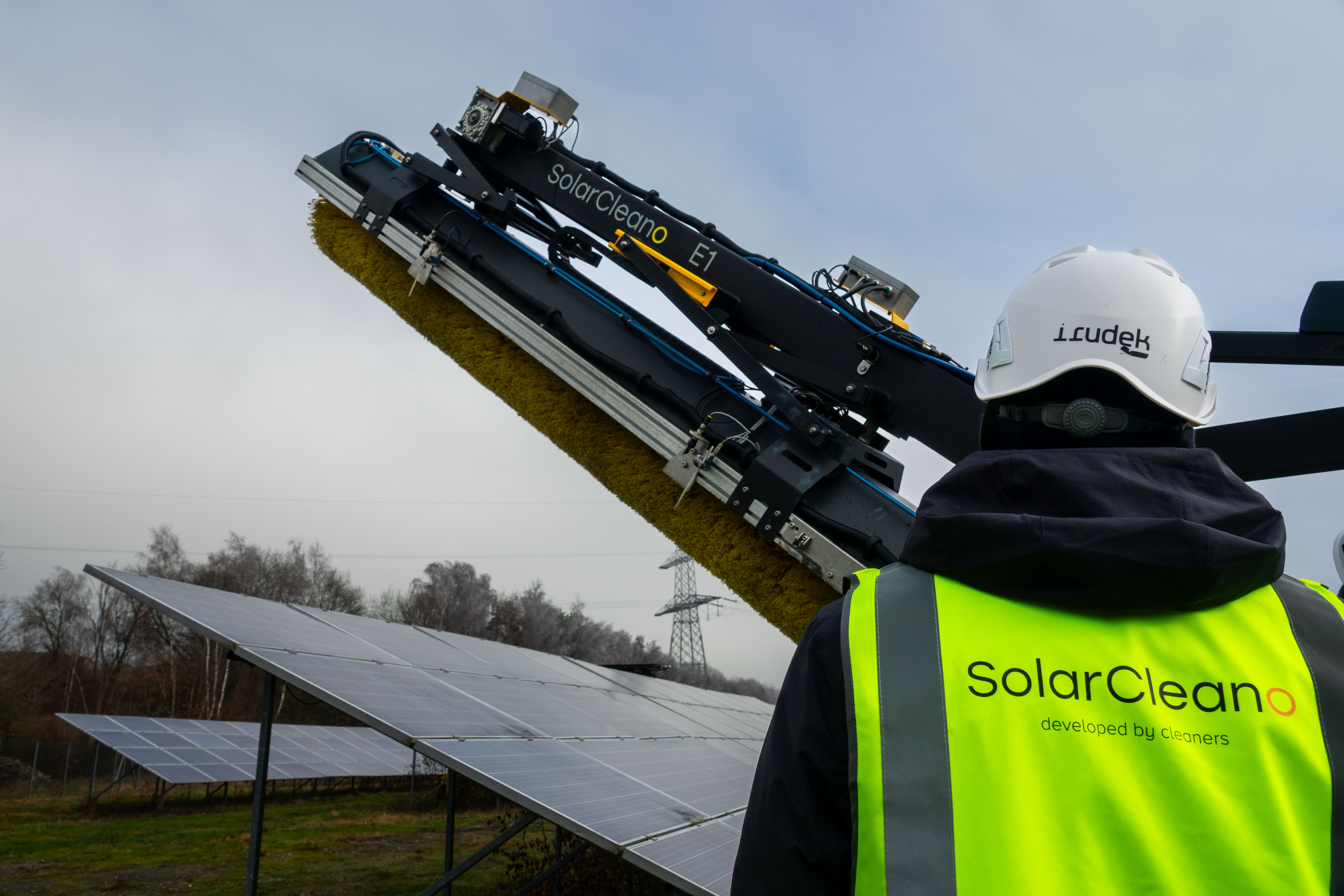 Sistem Heavy-Duty SolarCleano E1 montat pe vehicul