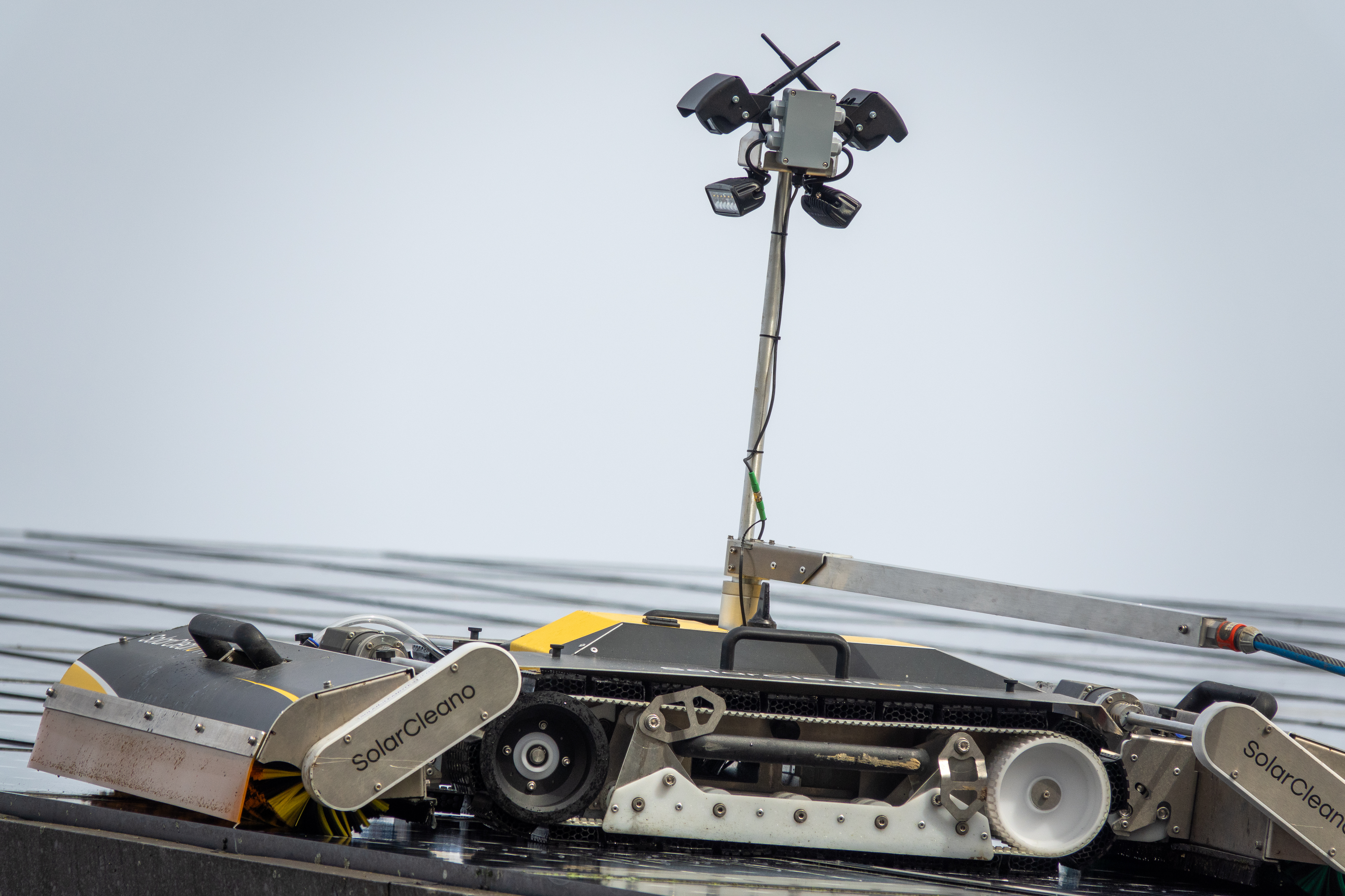 Robot SolarCleano F1 integrat de USSORD pentru curățarea trackerelor fotovoltaice mono-axiale