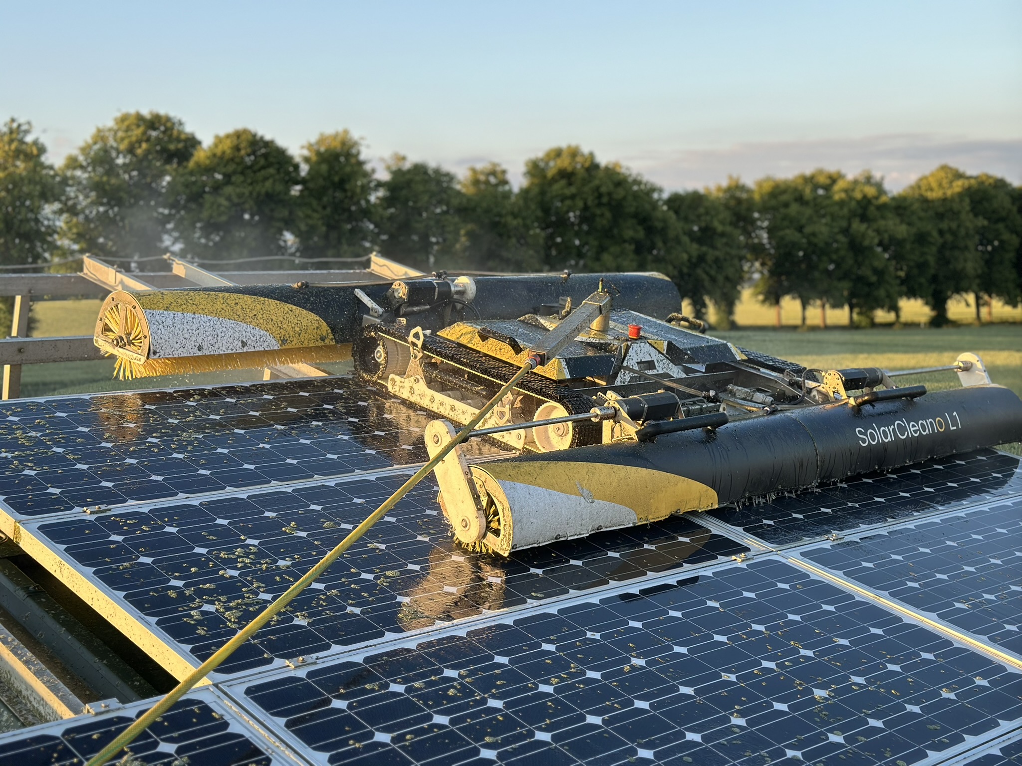 Sistem transversal automatizat SolarCleano L1 implementat pe acoperișuri industriale C&I