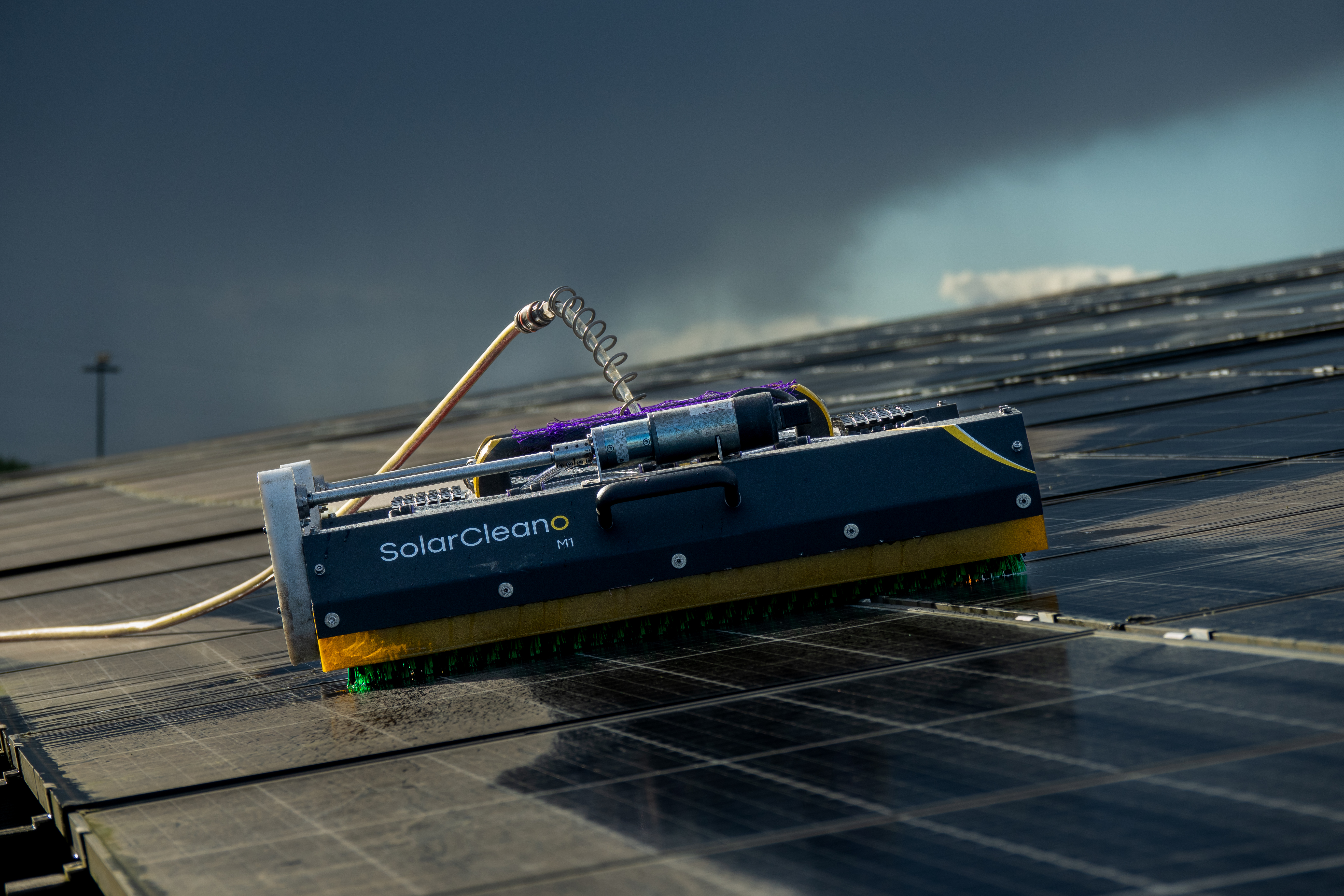 Echipament industrial SolarCleano M1 Heavy Duty utilizat în mentenanța parcurilor solare la sol